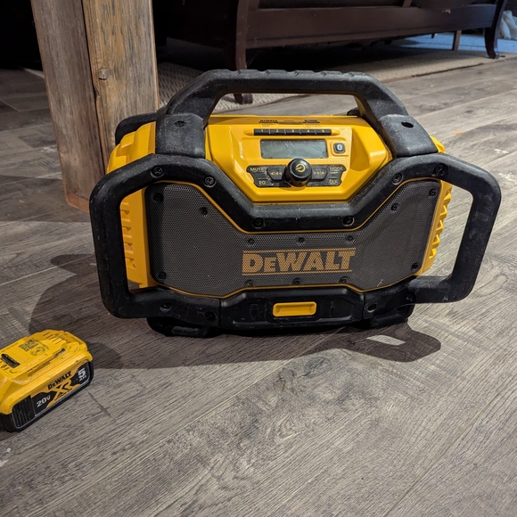 DeWalt❗ Yellow and Black Portable Jobsite Radio Boombox + Battery - Picture 1 of 1